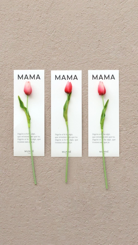 Descubre a continuación el mensaje que va hacer emocionar a tu madre. Este año para el Día de la Madre, queremos participar en tu regalo tan especial con una tarjeta con un tulipán (que significa el amor verdadero) acompañado de un mensaje que seguro va hacer emocionar a tu madre. Léelo y comenta si estás de acuerdo. Mama, dime si hay alguien que me quiera más que tú; dime si hay alguien, que te quiera más que yo Descobreix a continuació el missatge que emocionarà a la teva mare. Aquest any per al Dia de la Mare, volem participar en el teu regal tan especial amb una targeta amb un tulipà (que simbolitza lamor veritable) acompanyada dun missatge que segur farà emocionar a la teva mare. Llegeix-lo i comenta si hi estàs dacord. Mama, digam si hi ha algú que mestimi més que tu; digam si hi ha algú, que testimi més que jo