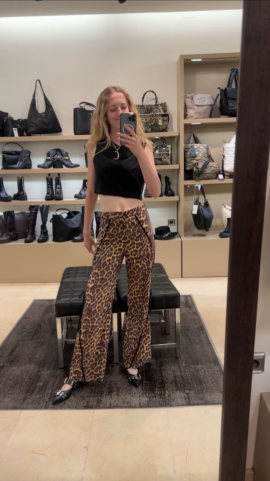 Cuando llegas de vacaciones y ves la nueva colección... ¡Es amor a primera vista! Los necesitamos todos para empezar la temporada **Zapatos de punta con hebillas**: Elegancia y actitud en un solo par. **Mocasines clásicos con cosido**: El toque *preppy* que va con todo. **Zuecos Ugg**: Comodidad máxima sin perder estilo. **Premiata animal print**: Porque un poco de *wild* nunca está de más. **Mary Jane retro**: Futuristas y cómodas para los días más *chill*. **Deportivas 4CCCC**: Una deportiva que arregla más que unos tacones. **Ballet flat animal print**: Un clásico renovado con un toque atrevido. No podemos decidir, los queremos todos! ¿Cuál es tu favorito? #NewSeasonMustHaves #ShoeObsession #AestheticStyle