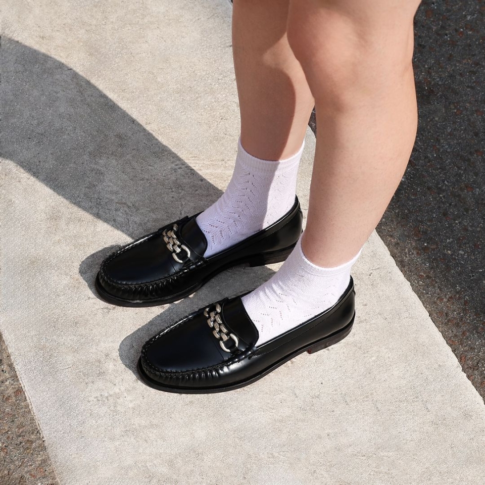 Cool and classy: nuestros mocasines de piel Lorey se convierten esenciales para este otoño . Desliza para ver los detalles que marcan la diferencia. Comenta si estás a favor de la tendencia de mocasines con calcetines
