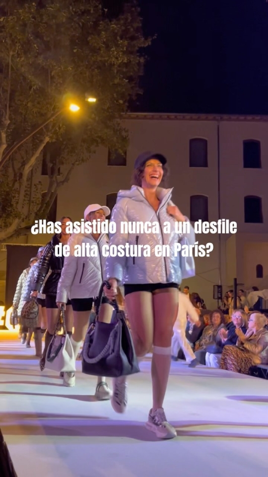 ¿Alguna vez has asistido a un desfile de alta costura en París? Nosotras tampoco pero en Molins de Rei vivimos nuestra propia pasarela, y fue inolvidable. Junto a las tiendas locales, transformamos el corazón del pueblo en un escenario de moda, donde acercábamos a nuestros amigos, vecinos y clientes, las últimas tendencias al street style. Gravias por crear un ambiente lleno de estilo e ilusión. ¿Quieres ver más? Síguenos y estate atenta a las próximas publicaciones! #ModaEnMolins #PasarelaLocal #Estilo #Molinsderei #streetstyle #desfile #fw24