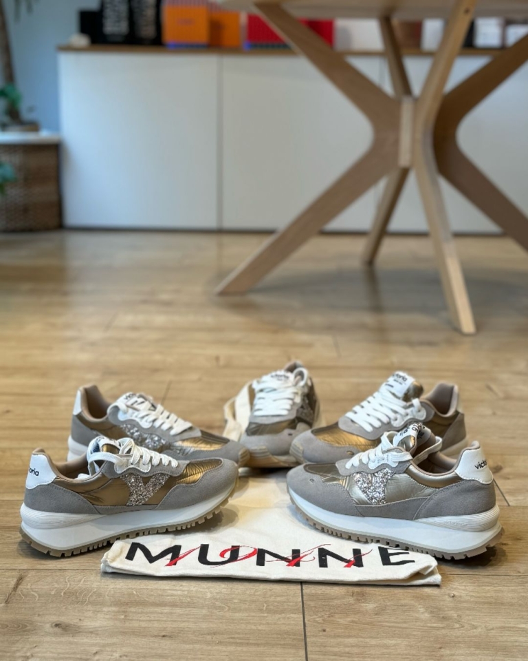 Ja sabeu que a Núvols ens encanta col·laborar amb el comerç local, i aquest any anem ben equipades amb calçat de @munne1941 ! Aquestes sabates són una meravella pel que fa a comoditat, perfecte per a nosaltres, ja que la nostra feina ens fa estar gairebé tot el dia dempeus. I a més, son precioses!
