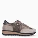 Deportivas de la marca Cetti, modelo C-1381. Exterior de las deportivas en ante taupe con detalle en piel con efecto metalizado. Interior de las deportivas en piel color marrón oscuro. Cierre de las deportivas Cetti con cordones elásticos. Deportivas con plataforma de 2cm de altura. Estas deportivas Cetti C-1381 son unas clásicas, con estilo y comodidad que no pueden faltar en tu armario.