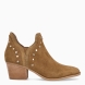 Botines de la marca Carmela, modelo DANIELA. Elaborados en ante color camel con aplicaciones de tachuelas y punta lápiz. Interior en piel color camel. Botines Carmela con cierre de elástico. Botines con tacón de 5cm de altura. Estos botines Carmela DANIELA son un complemento ideal en comodidad y estilo! Ideales para llevarlos en tu día a día esta temporada!