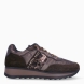 Deportivas de la marca Cetti, modelo C-849. Exterior de las deportivas en ante color marrón oscuro con detalle en naylon y estampado. Interior de las deportivas en piel color marrón oscuro. Cierre de las deportivas Cetti con cordones elásticos. Deportivas con cuña de 3cm de altura. Estas deportivas Cetti C-849 son unas clásicas, con estilo y comodidad que no pueden faltar en tu armario.