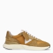 Deportivas de la marca Clarks, modelo HUGO. Elaboradas en naylon color mostaza con detalle en ante y logo de marca. Interior en piel color blanco con plantilla acolchada y extraíble para máxima comodidad. Suela plana de goma. Estas deportivas Clarks HUGO son un complemento ideal para ti!