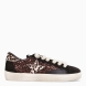 Deportivas de la marca Cetti, modelo STAR. Exterior de las deportivas en piel color marrón oscuro con glitter y logo de marca es animal print. Interior de las deportivas en piel color marrón con plantilla acolchada para máxima comodidad. Cierre de las deportivas con cordones elásticos. Deportivas con plataforma de 3cm de altura. Estas deportivas Cetti STAR tienen el estilo único que necesitas para resaltar a donde vayas!