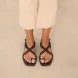 Sandalias de la marca Itse, modelo RAISA. Elaboradas en ante color marrón con tiras cruzadas en pala y detalle e anillo al dedo. Cierre de sandalias Itse con hebilla en tobillo y suela plana de goma. Estas sandalias Itse RAISA son un complemento ideal para ti!