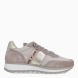 Deportivas de la marca Cetti, modelo C-849. Exterior de las deportivas en naylon color nude con detalle en ante y dorado. Interior de las deportivas en piel color beig. Cierre de las deportivas Cetti con cordones elásticos. Deportivas con cuña de 3cm de altura. Estas deportivas Cetti C-849 son unas clásicas, con estilo y comodidad que no pueden faltar en tu armario.