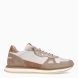 Deportivas de la marca Cetti, modelo C-1397. Elaborado en piel color beig con detalle en ante y logotipo de la marca. Interior de las Cetti en piel color blanco. Cierre con cordones elásticos beig. Suela de deportiva Cetti con suela plana de goma. Estas deportivas Cetti C-1397 son un complemento clásico y cómodo, ideal para tu día a día!