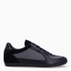 Deportiva de la marca Cruyff, modelo 202. Exterior de la deportiva en nylon de color negro con detalle en efecto rejilla. Interior de la deportiva en textil de color negro. Cierre de la deportiva con cordones. Suela de goma plana. Plantilla muy cómoda, acolchada para garantizar el máximo confort. La deportiva Cruyff 202 de Cruyff es un complemento clásico para llevar en tu día a día!