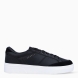 Deportiva de la marca Cruyff, modelo TENNIS ULTRA 2 Exterior de la deportiva en piel color negro liso. Interior de la deportiva en textil de color negro. Cierre de la deportiva con cordones. Suela de goma plana. Plantilla muy cómoda, acolchada para garantizar el máximo confort. La deportiva Cruyff TENNIS ULTRA 2 es una nueva y exclusiva technología de Cruyff que mejora el rendimiento gracias a una mayor amortiguación.