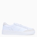 Deportiva de la marca Cruyff, modelo TENNIS ULTRA 2 Exterior de la deportiva en piel color blanco con detale en ante. Interior de la deportiva en textil de color blanco Cierre de la deportiva con cordones. Suela de goma plana. Plantilla muy cómoda, acolchada para garantizar el máximo confort. La deportiva Cruyff TENNIS ULTRA 2 es una nueva y exclusiva technología de Cruyff que mejora el rendimiento gracias a una mayor amortiguación.