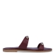 Sandalias de la marca Itse, modelo MISAK. Exterior en piel color granate con tiras en pala con adornos en metal. Interior en piel color granate. Suela plana de goma. Estas sandalias Itse MISAK son ideales para esta temporada, en donde lucirás tus looks más frescos y cómodos.