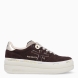Deportiivas de la marca Premiata, modelo MICOL. Exterior de la deportivas en ante color marron con detalle de logo. Interior en piel color blanco. Cierre de las deportivas Premiata con cordones beig. Deportivas con plataforma de 4cm de altura con detalle de estampado. Estas deportivas Premiata MICOL son la combinación perfecte entre lo clásico, cómodo y original. Será tu complemento perfecto para esta temporada!