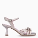 Sandalias de la marca Itse, modelo APERO. Elaboradas en piel color platino con tiras cruzadas en pala con hebillas. Interior en piel color nude. Cierre de sandalias Itse con hebilla en tobillo. Suela con tacón de 5cm de altura. Estas sandalias Itse APERO, son un complemento ideal para lucir en eventos especiales!