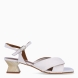 Sandalias de la marca Munné, modelo BICCA. Elaboradas en piel color hielo con tiras cruzadas en pala. Interior en piel color camel. Cierre de sandalias Munné con hebilla en tobillo. Sandalias con tacón de 3cm de altura. Estas sandalias Munné BICCA es un complemento ideal entre comodidad y estilo!