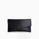 Bolso para eventos de la marca Munné, modelo VEGA. Bolso tipo cartera en piel vegana color negro. Cierre del bolso con doble botón inmantado y asa de cadena. Medidas del bolso: alto 14cm y ancho 25cm, perfectas para llevar de mano y colgado cuando lo necesites. Este bolso de fiesta Munné VEGA es un clásico reinventado que te acompañará en tus eventos más especiales a juego con tus zapatos.