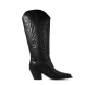 Bota campera de la marca Alpe, modelo Zoe. Bota campera de tacón de piel de color negro, con costuras decorativas al tono. Cierre con cremallera en parte interior. Interior de la campera de piel y ante de color negro. Bota campera con tacón bajo y ancho de 5 cm de altura. La bota campera de Alpe de color negro, modelo Zoe, son perfectos para tu día a día, teniendo un tacón medio, lo que hace que sean muy cómodas. Sube el nivel de sofisticación y fuerza de tus looks con estas camperas de tacón Alpe. Ideales para seguir la tendencia esta temporada de otoño e invierno ¡No te arrepentirás!