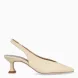 Salones destalonados de la marca Munné, modelo SUSANNE. Exterior en piel color beige con punta de lápiz. Interior en piel color nude. Cierre con goma elástica en el tobillo y un tacón de 5cm de altura. Salones detalonados Munné SUSANNE son un complemento ideal que mezcla elegancia y cómodidad. Una pieza clave para armar diferentes looks!