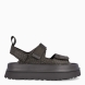 Sandalias de la marca UGG, modelo GOLDENGLOW. Sandalias con forro del empeine fabricado con fibras de poliéster 100 % reciclado color verde con estampado de cocodrilo. Empeine de TPU grabado. Cierre de las UGG con velcro en pala y tobillo, las tiras están fabricadas con fibras de poliéster 100 % reciclado. Entresuela de EVA de caña de azucar. Suela de goma con plataforma. Estas sandalias UGG GOLDENGLOW son un complemento que te brindará una comodidad única!