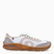 Deportivas de la marca El Naturalista, modelo OLIVER. Deportivas elaboradas en piel color blanco con detalle de logo en parte exterior y efecto troquelado. Interior en piel. Cierre de deportivas El Naturalista con cordones y suela de goma plana. Estas deportivas El Naturalista OLIVER tiene un diseño ligero y flexible que ofrece una experiencia barefoot con cada movimiento! Ideal para tu día a día!