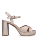 Sandalia de la marca Itse, modelo DAFNE. Exterior de la sandalia de piel de color platino. Interior de la sandalia de piel. Cierre de la sandalia con hebilla en el tobillo. Sandalia con tacón ancho de 9cm de altura, incluyendo 2cm de plataforma. La Sandalia Itse DAFNE es ideal para tus eventos y fiestas, perfectas para complementar tus looks!