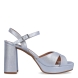 Sandalia de la marca Itse, modelo DAFNE. Exterior de la sandalia de piel de color plata. Interior de la sandalia de piel. Cierre de la sandalia con hebilla en el tobillo. Sandalia con tacón ancho de 9 cm de altura, incluyendo 2 cm de plataforma. La Sandalia Itse Dafne es ideal para tus eventos y fiestas, perfectas para completar tus looks!