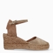 Alpargatas de la marca Itse, modelo CARLA. Exterior en ante color camel con punta redonda. Interior en piel color nude. Alpargatas Itse con cuña de 7cm de altura. Cierre con hebilla en tobillo. Estas Alpargatas CARLA son ideales para lucirlas esta temporada!
