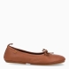 Sabrinas de la marca El Naturalista, modelo PAOLA. Elaboradas en piel color cuero con abertura en la pala y cordones en lazo. Interior en piel color cuero con plantilla acolchada para máxima comodidad. Suela plana de goma. Estas sabrinas El Naturalista PAOLA son un complemento ideal, que brinda una experiencia barefoot con un diseño básico y duradero. No te puede faltar en el armario esta temporada!