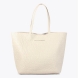 Bolso de la marca Lola Casademunt, modelo CHERRY. Bolso shopper desestructurado en efecto piel color blanco. Detalle de grabado monograma y bolsillo interior. Contiene neceser interior. Cierre imantado.ALTO: 30 cm - LARGO: 32 cm - ANCHO: 17 cm.