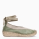 Alpargatas destalonadas de la marca Munné, modelo BIANKA. Exterior en ante color verde con punta redonda. Interior en piel color nude. Alpargata clásica con cierre de cordones para amarrar. Alpargata con cuña de piel trenzada. Estas alpargatas Munné BIANKA son ideales para esta temporada!