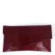 Bolso para eventos de la marca Munné, modelo VEGA. Bolso tipo cartera en piel vegana color rojo. Cierre del bolso con doble botón inmantado y asa de cadena. Medidas del bolso: alto 14cm y ancho 25cm, perfectas para llevar de mano y colgado cuando lo necesites. Este bolso de fiesta Munné VEGA es un clásico reinventado que te acompañará en tus eventos más especiales a juego con tus zapatos.