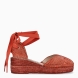 Alpargatas destalonadas de la marca Munné, modelo OLENKA. Exterior en textil color coral con punta redonda. Interior en piel color nude. Alpargata clásica con cierre de cordones para amarrar. Alpargata con cuña de piel trenzada de 6cm de altura. Estas alpargatas Munné OLENKA son ideales para esta temporada!