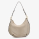 Bolso de hombro de la marca Abbacino, modelo BRUNA. Exterior en piel de ante color beig. En su frontal, destacan grandes pespuntes que combinan con su tono principal. Forro interior. Cierre con cremallera. Este bolso Abbacino BRUNA es un modelo en colores atemporales y muy fáciles de combinar que refleja elegancia y un aire clásico.