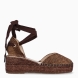 Alpargatas destalonadas de la marca Munné, modelo OLENKA. Exterior en textil color marrón con punta redonda. Interior en piel color nude. Alpargata clásica con cierre de cordones para amarrar. Alpargata con cuña de piel trenzada de 6cm de altura. Estas alpargatas Munné OLENKA son ideales para esta temporada!