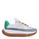 Deportivas de la marca 4CCCCEES, modelo KAPOK. Exterior en piel troquelada color blanco con detales en gris y verde. Interior en piel color beig con plantilla acolchada y extraíble para máxima comodidad. Cierre de las deportivas 4CCCCEES con cordones blancos y suela dentada con plataforma de 4cm de altura. Estas deportivas 4CCCCEES KAPOL son unas clásicas combinables con distintos looks!