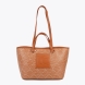 Bolso de la marca Lola Casademunt, modelo BUCKE. Bolso elaborado en piel trenzada color marrón. Contiene pequeño bolsillo interior con cremallera y asa bandolera ajustable. Cierre con cordón ajustable. ALTO: 26 cm - ANCHO: 40 cm / BANDOLERA: 54 cm. Bolso Lola Casaemunt BUCKE ideal para llevar a todos lados!