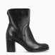 Los botines MJUS LEONELLA destacan por su diseño clásico y versátil, perfectos para completar cualquier look de diario. Están confeccionados en piel de color negro con un elegante acabado liso, que aporta un estilo atemporal y fácil de combinar.Incorporan un tacón de 6 cm, que ofrece la altura ideal sin renunciar a la comodidad y la estabilidad en cada paso. Además, cuentan con cierre de cremallera, facilitando un ajuste cómodo y práctico. Los MJUS LEONELLA son el complemento perfecto para el día a día, combinando calidad, confort y un diseño sofisticado.