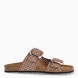 Sandalia para mujer de la marca Geox modelo BRUNNA. Elaborada en ante color marrón con detalle de doble tiras en pala con tachuelas. Sandalias Geox de estilo diario, que garantiza confort y transpirabilidad durante todo el día. Cierre con doble hebilla en pala. Este modelo, cuenta con una empella de suave gamuza. Ideal para la ciudad, BRUNNA está pensada para añadir un toque moderno a los looks de verano.