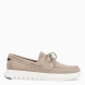 Mocasines de la marca Geox, modelo U FLEXTRIDE. Mocasines elabordos en textil color taupe con cordones como cierre en la pala. Interior con plantilla acolchada para máxima comodidad. Mocasines Geox U FLEXTRIDE, con suela dentada. Mocasines Geox, ideales para tu día a día esta temporada!