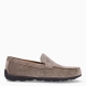 Mocasines clásicos de la marca Geox, modelo Spherica EC16. Mocasines de ante color taupe, ideales para combinar con diferentes looks. Plantilla interior acolchada y extraíble, para mayor comodidad durante todo el día. Mocasines con suela de goma plana. Mocasines Geox Spherica EC16, un complemento perfecto para esta temporada!