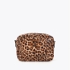 Bolso bandolera de la marca Lola Casademunt, modelo LEONARD. Bolso elaborado en polipiel con estampado leopardo es práctico y elegante. Confeccionado en material resistente, presenta un cierre de cremallera y detalles metálicos en dorado. Ideal para llevar lo esencial con estilo.ALTO 17cm ANCHO 24cm PROFUNDIDAD 8cm