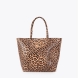 Bolso shopper de la marca Lola Casademunt, modelo CLASS. Elaborado en polipiel de diseño clásico con estampado de leopardo. Espacioso y versátil, ideal para llevar todos tus esenciales diarios. Asa doble para mayor comodidad y detalle de logotipo dorado. Cierre seguro con cremallera y base reforzada.ALTO 32cm ANCHO 31cm PROFUNDIDAD 12.5cm