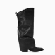 Botas de la marca Gissele Moirè, modelo HUMIER. Elaboradas en piel color negro, y puntera de lápiz. Botas con tacón de 4cm. Estas botas HUMIER de Gissele Moirè son un complemento ideal para tus outfits, cómodos que te darán un estilo único!