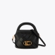 Bolso elegante de diseño trenzado de la marca Lola Casademunt, modelo ILLARI. Bolso en color negro con asa de mano. Incluye logo dorado en el frente y cierre de cremallera. Bolso Lola Casademunt con acabado liso y la correa ajustable aportan versatilidad y estilo a cada conjunto.ALTO 28cm ANCHO 29cm PROFUNDIDAD 16