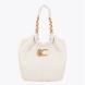 Elegante bolso shopper de la marca Lola Casademunt, modelo MARA. Bolso elaborado en polipiel color blanco con detalle de cadena dorada. Decorado con emblema animal en la parte frontal. Espacioso interior con bolsillos. Ideal para el uso diario. Bolso Lola Casademunt MARA, complemento ideal para ti!ALTO 30cm ANCHO 45cm PROFUNDIDAD 10cm