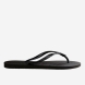 Chanclas de la marca Havaianas, modelo SLIM FC. Chancas elaboradas en plástico color negro. Chanchas con ligereza, la suela de foma suave acompaña el pie sin pesar y el acabado antideslizante te da seguridad tanto en la arena como en el paseo de la tarde. El diseño se centra en estilizar el pie con unas tiras finas que aportan un brillo discreto y muy favorecedor. Cada detalle está pensado para que las chanclas Havaianas SLIM funcionen como una extensión natural de tu estilo: limpias, depuradas y con ese punto elegante que diferencia unas chanclas premium de unas básicas.