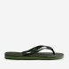 Chanclas para hombre de la marca Havaianas, modelo BRASIL_H. Chancas elaboradas en plástico color verde oscuro. Chanchas con ligereza, la suela de foma suave acompaña el pie sin pesar y el acabado antideslizante te da seguridad tanto en la arena como en el paseo de la tarde. El diseño se centra en estilizar el pie con unas tiras finas que aportan un brillo discreto y muy favorecedor, además del logo con la bandera. Cada detalle está pensado para que las chanclas Havaianas BRASIL_H funcionen como una extensión natural de tu estilo: limpias, depuradas y con ese punto elegante que diferencia unas chanclas premium de unas básicas.