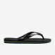Chanclas de la marca Havaianas, modelo BRASIL. Chancas elaboradas en plástico color negro. Chanchas con ligereza, la suela de foma suave acompaña el pie sin pesar y el acabado antideslizante te da seguridad tanto en la arena como en el paseo de la tarde. El diseño se centra en estilizar el pie con unas tiras finas que aportan un brillo discreto y muy favorecedor, además del logo con la bandera. Cada detalle está pensado para que las chanclas Havaianas BRASIL funcionen como una extensión natural de tu estilo: limpias, depuradas y con ese punto elegante que diferencia unas chanclas premium de unas básicas.