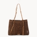 Bolso shopper de la marca KBAS, modelo ADRIA. Bolso atemporal elaborado en sofisticada dibra natural de acabado liso y color marrón. Bolso KBAS cuenta con una resistente asa de hambro y una cremallera para asegurar tus pertenencias. Este bolso KBA ADRIA, es un complemento de máxima funcionalidad, imprescindible para la temporada SS26, es la combinación perfecta de moda orgánica y utilidad diaria. Medidas: alto 32cm y ancho 40cm.